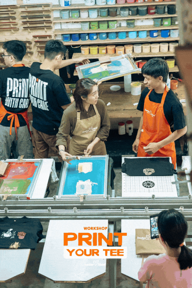 Khách tự tay in áo tại workshop Print Your Tee